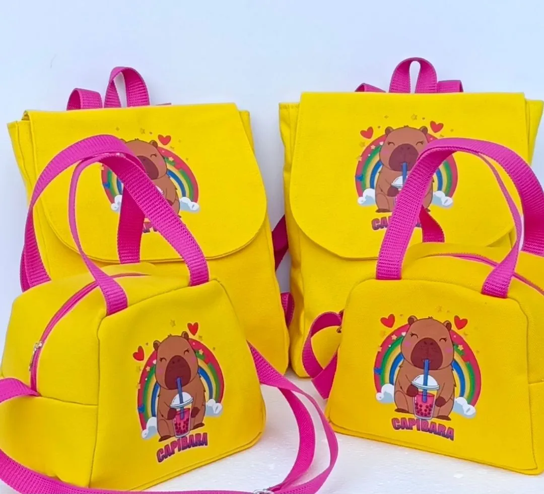 Set infantil color amarillo y rosa personalizado con diseño de capibara