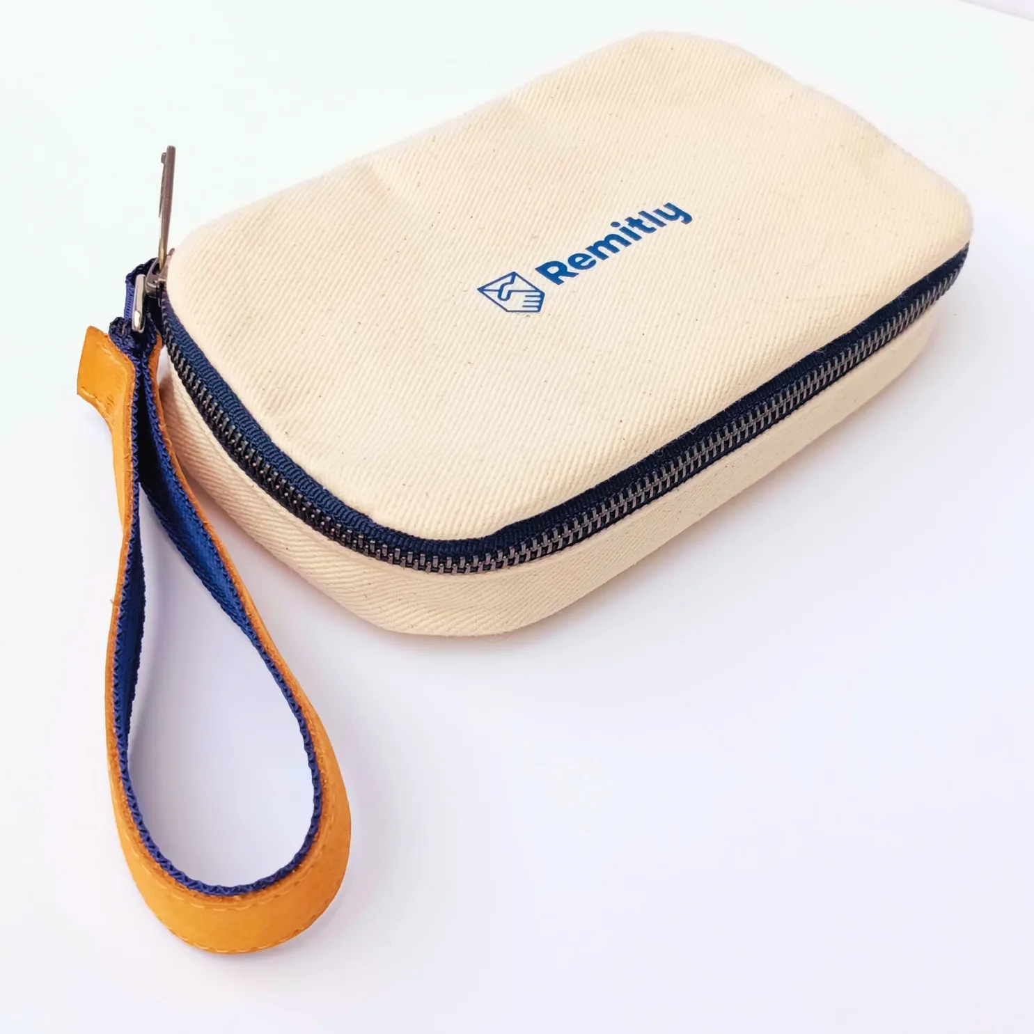 Estuche corporativo personalizado para Remitly en lona natural con cierre azul y asa