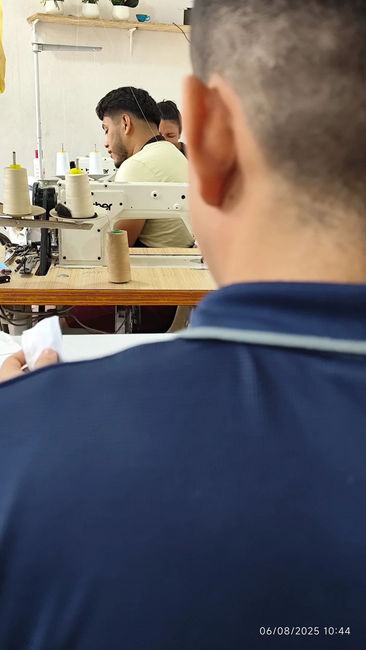 Persona cosiendo lona reutilizable en el taller de Cousy Nicaragua para producción textil B2B sostenible