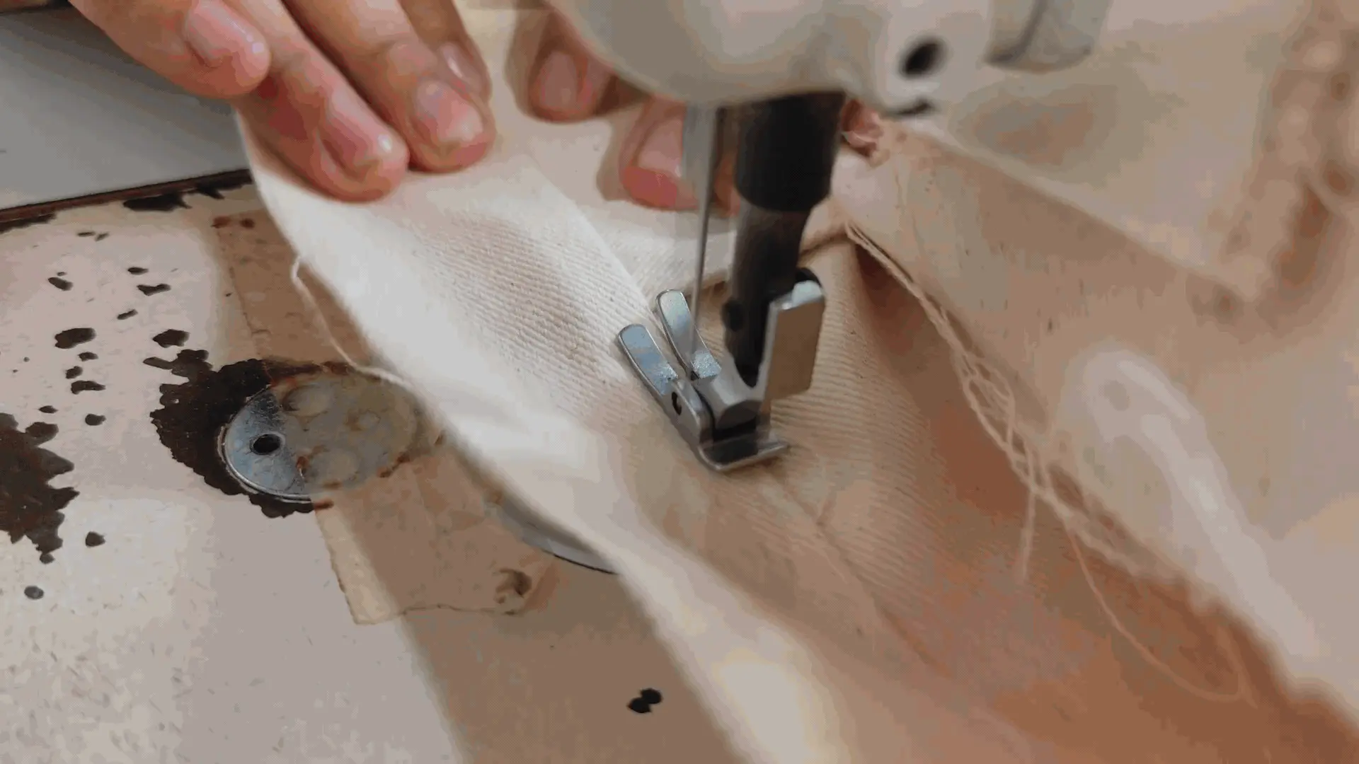 Detalle del proceso de costura textil sostenible en Cousy Nicaragua