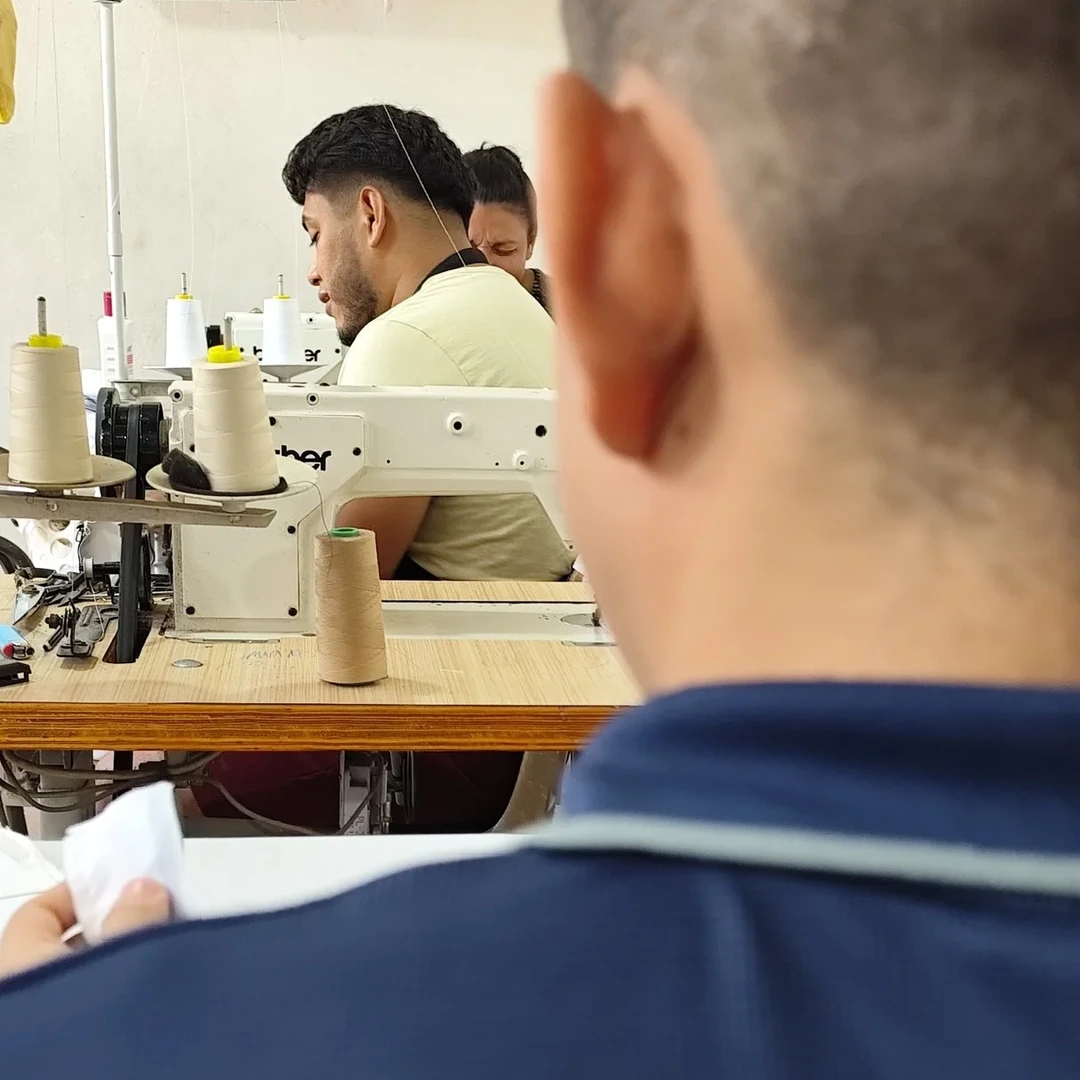 Equipo de Cousy Nicaragua en producción textil sostenible para pedidos corporativos en Managua